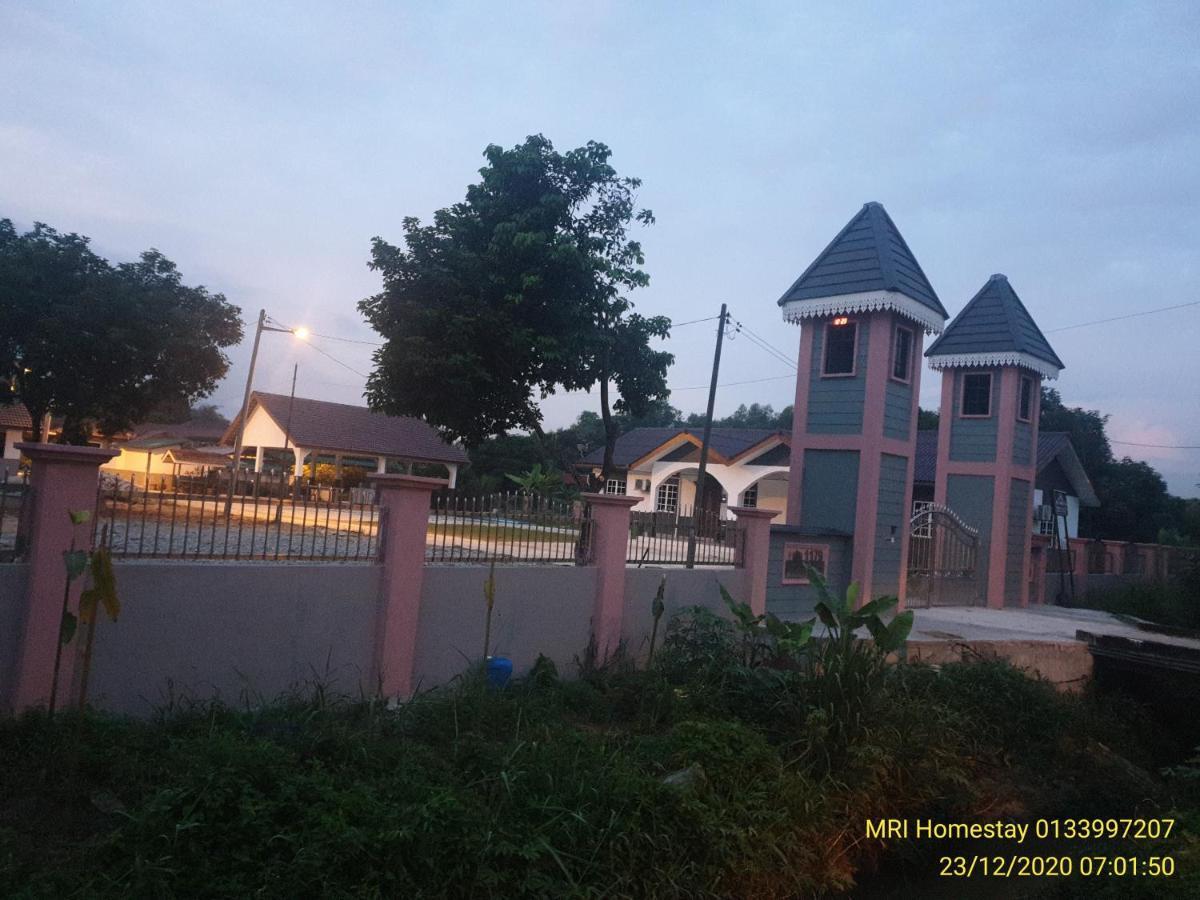 Mri Residence - Homestay In Sg Buloh With Swimming Pool - No Pork&Alcohol Allowed Bandar Puncak Alam Exterior foto