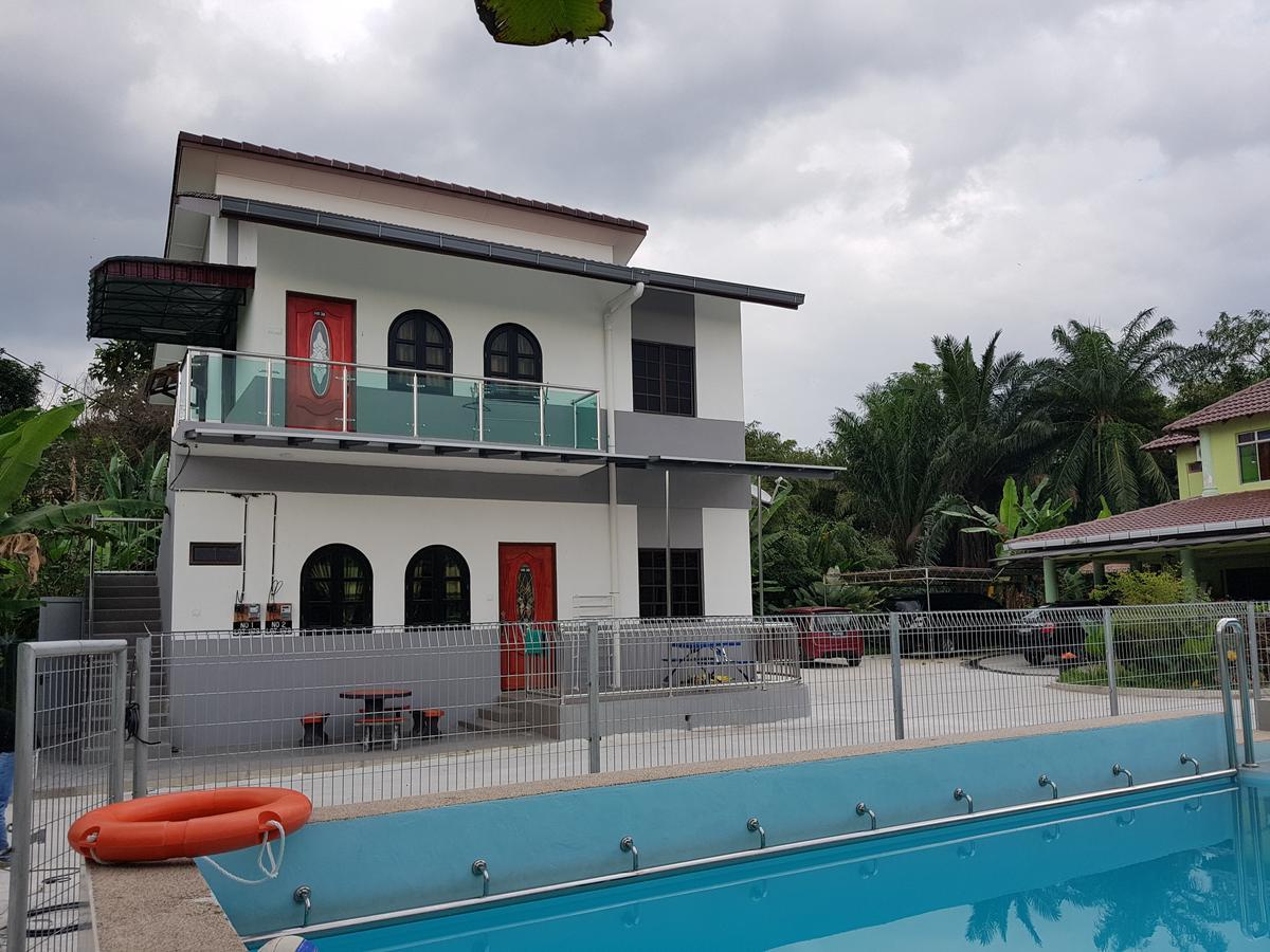 Mri Residence - Homestay In Sg Buloh With Swimming Pool - No Pork&Alcohol Allowed Bandar Puncak Alam Exterior foto